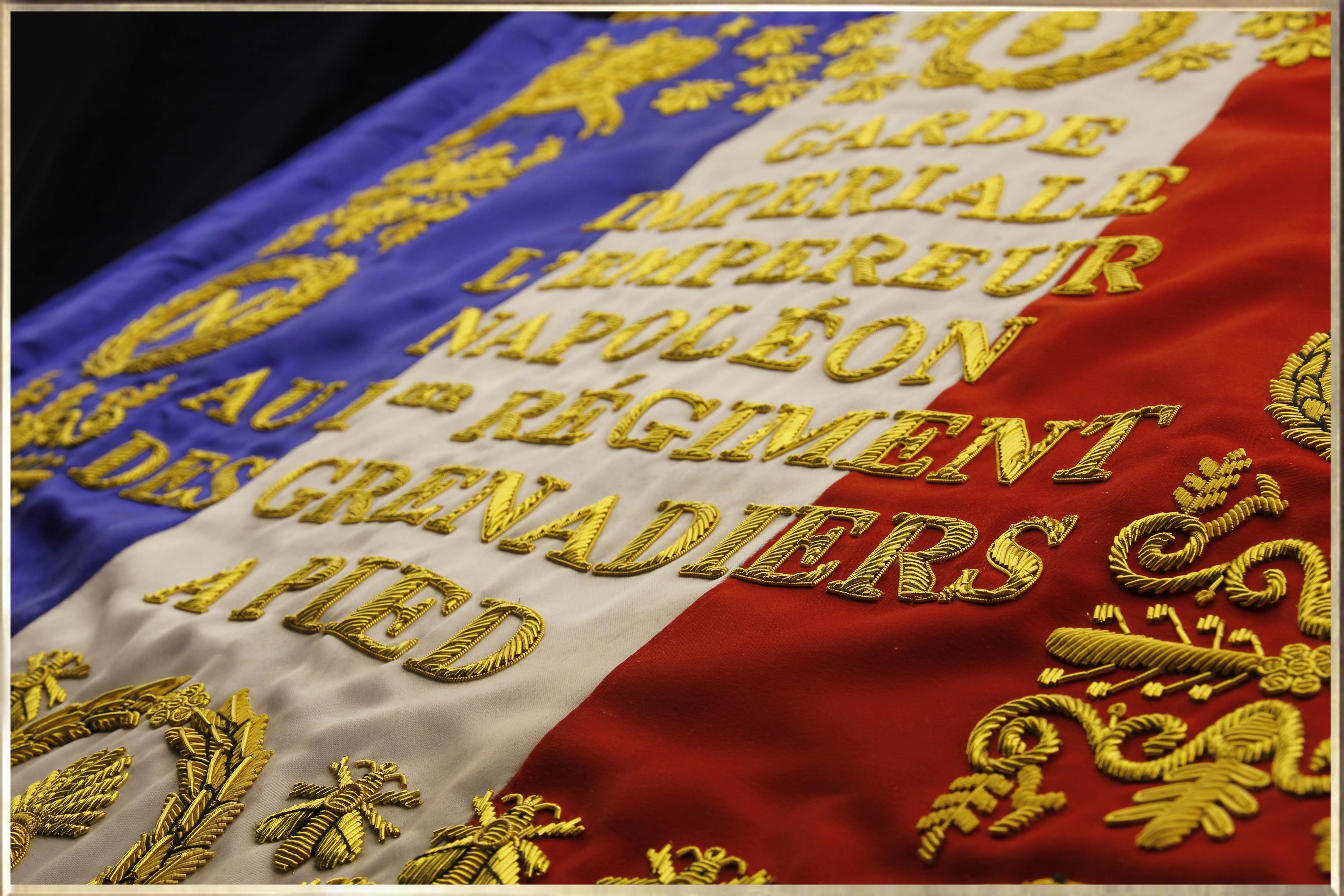 AntikCostume - Drapeau du 1er régiment des grenadiers à pied de la Garde  Impériale : 55 X 55 cm. Broderie machine.