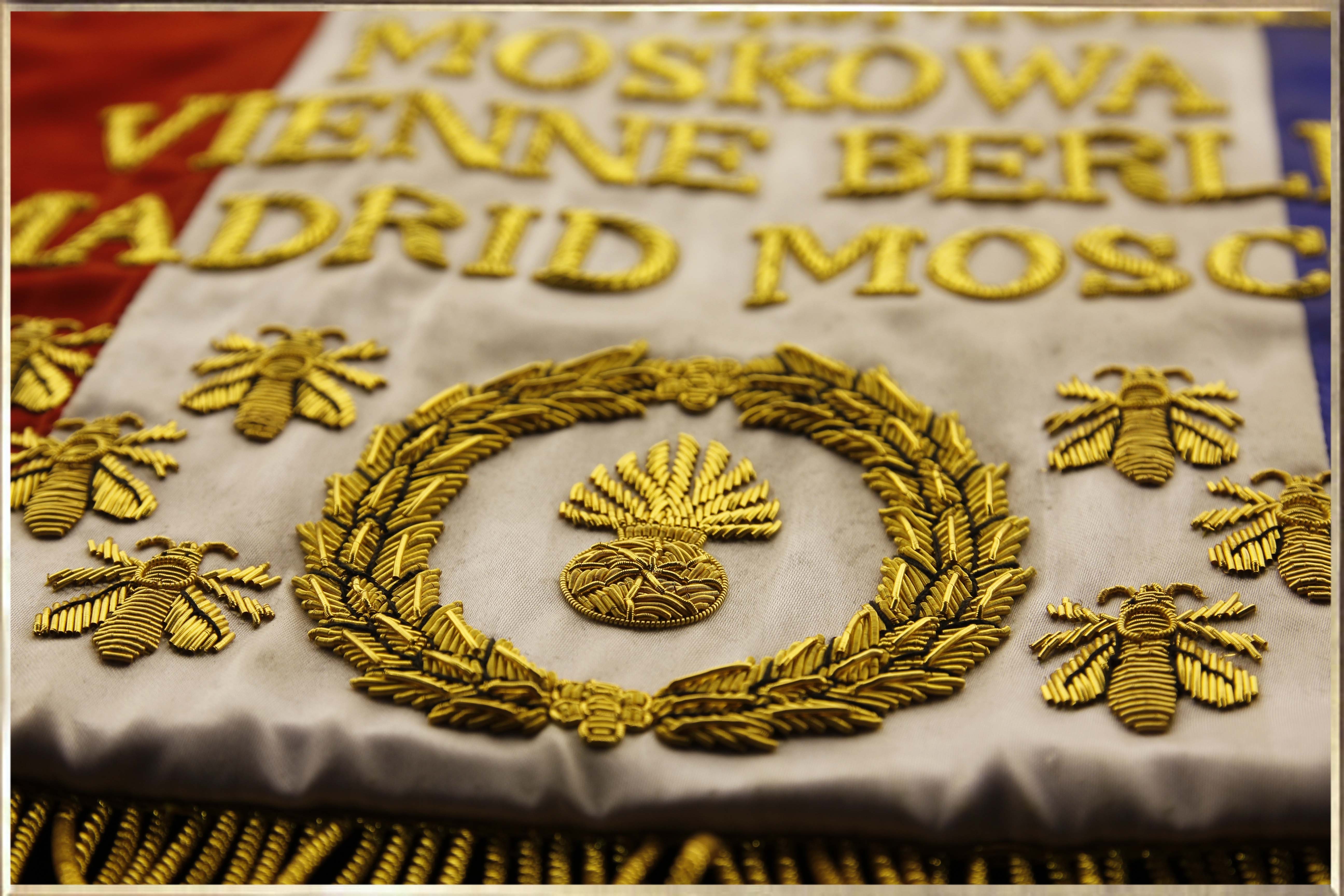 AntikCostume - Drapeau du 1er régiment des grenadiers à pied de la Garde  Impériale : 55 X 55 cm. Broderie machine.